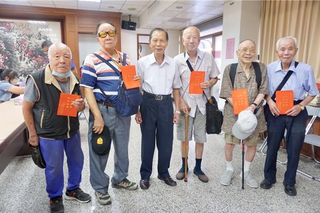 台中市萬和宮發放90歲以上耆老每人3200元敬老禮金、百歲人瑞則有1萬元禮金。（萬和宮提供）