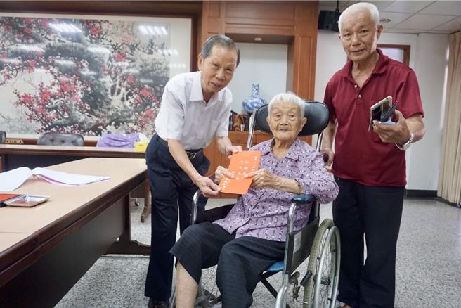 台中市萬和宮發放90歲以上耆老每人3200元敬老禮金、百歲人瑞則有1萬元禮金。（萬和宮提供）