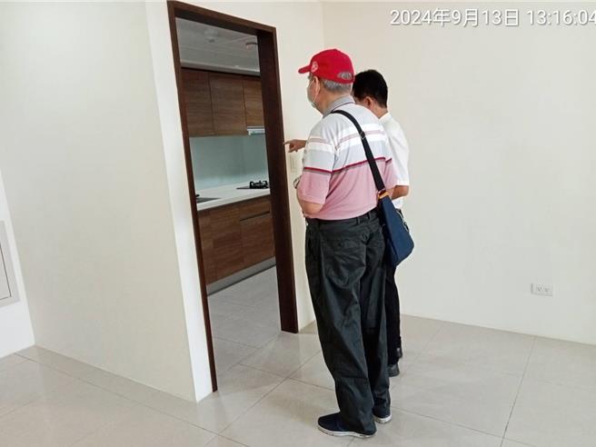 台中市府今年4月推出「長者換居社會住宅隨到隨辦專案」，讓行動不便的長者能換住到有電梯的社宅，生活更便利。（台中市府提供）