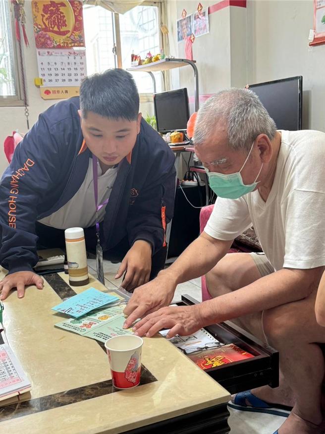 台中市府今年4月推出「長者換居社會住宅隨到隨辦專案」，讓行動不便的長者能換住到有電梯的社宅，生活更便利。（台中市府提供）