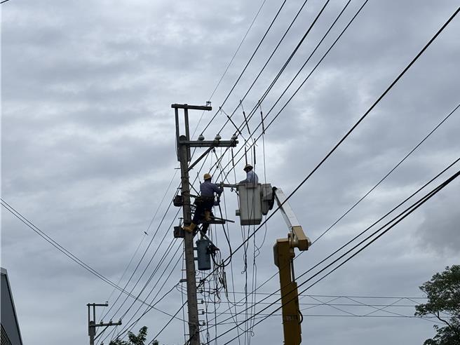 桃園今日下午2時許，蘆竹區一帶1829戶因台電設備故障而停電，經台電32分鐘搶修後復電。（本報資料照）