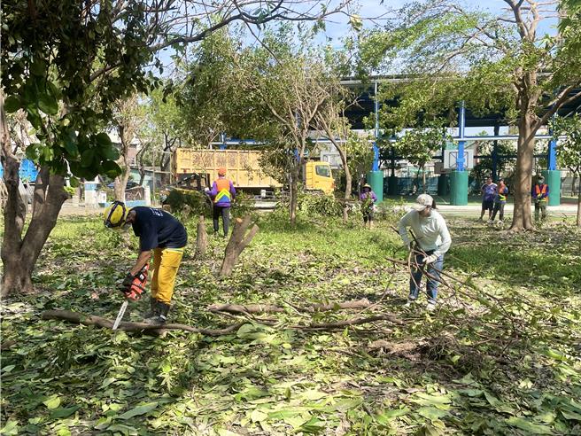 高雄市教育局统计，共计有197所学校受灾，除动员教职员、志工加强清理校园外，还动员多个外县市人力协助，要抢在明天上学日让学童安心学习。（高雄市教育局提供／任义宇高雄传真）
