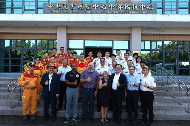 今（6）日消防署訓練中心主任謝志強赴美參加國際消防服務認證大會（International Fire Service Accreditation Congress， IFSAC）秋季年會領取認證證書。（消防署提供）