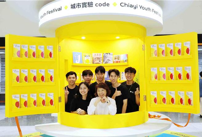 今（6日）嘉義市長黃敏惠在「第4屆有事青年節」記者會上，向嘉義同鄉，江蕙喊話「二姐回來吧！」，指明年慶祝嘉義建城320＋1，希望二姐能回來一起慶祝。（呂妍庭攝）