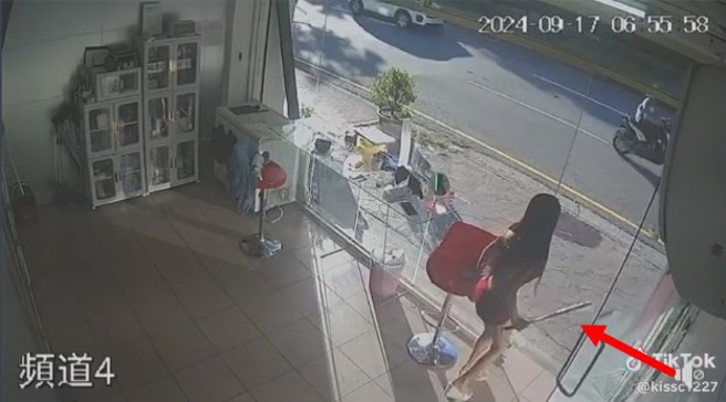 男子擅闖檳榔攤，遭霸氣辣妹西施持球棒驅趕。（翻攝爆廢公社二館）