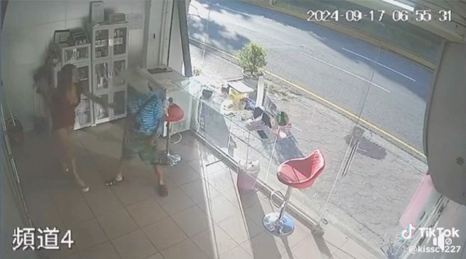 男子擅闖檳榔攤，遭霸氣辣妹西施持球棒驅趕。（翻攝爆廢公社二館）