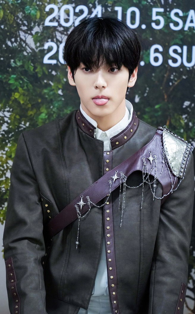 秀彬在访问过程中俏皮吐舌头。（罗永铭摄）