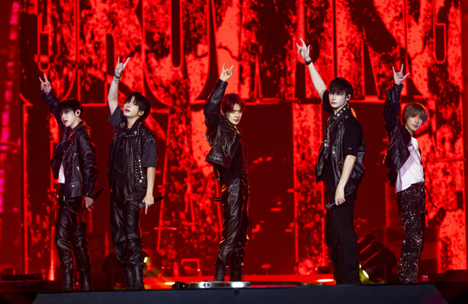 TOMORROW X TOGETHER最近忙当空中飞人举办巡演。（远雄创艺提供）