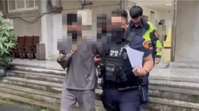 0岁吴姓车手与21岁吴姓监控车手合作，本月2日下午向被害人收取诈骗款项，由吴姓车手出面、吴姓监控车手把风，未料被害人早已警觉是诈骗，和新北市三峡警分局二桥派出所合作「瓮中捉鳖」。（翻摄画面）