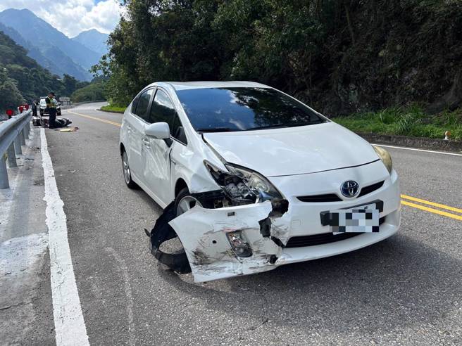 吳姓夫妻騎車行經東關路，遭劉男所駕駛的轎車從後方撞擊，導致吳男墜落河床當場失去生命跡象，兩夫妻隨後都由救護車送醫。（翻攝畫面）