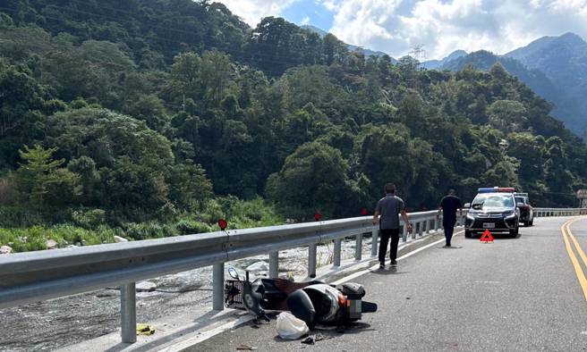 吳姓夫妻騎車行經東關路，遭劉男所駕駛的轎車從後方撞擊，導致吳男墜落河床當場失去生命跡象，兩夫妻隨後都由救護車送醫。（翻攝畫面）