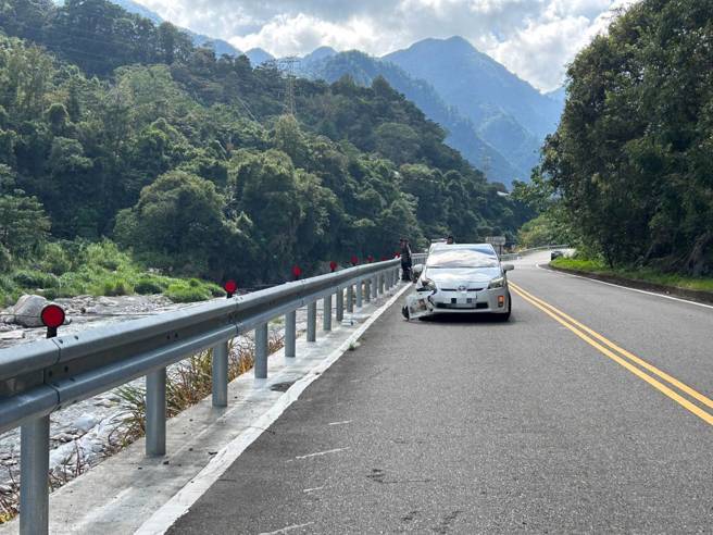 吳姓夫妻騎車行經東關路，遭劉男所駕駛的轎車從後方撞擊，導致吳男墜落河床當場失去生命跡象，兩夫妻隨後都由救護車送醫。（翻攝畫面）