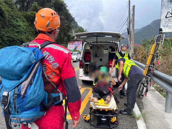 谷關消防分隊指出，車禍發生時1台自小客車與1部機車發生擦撞，男性傷者因當場OHCA送至東勢農民醫院急救。（照片由台中市消防局提供）