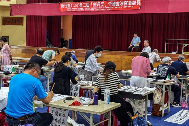 新竹縣第三屆縣長盃全國書法決賽和國小硬筆書法比賽，6日在六家國小大禮堂有300位老中青幼書法好手揮毫一較高下。（羅浚濱攝）