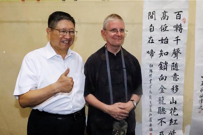 新竹縣第三屆縣長盃全國書法決賽和國小硬筆書法比賽，6日在六家國小舉行，國際組的德國56歲羅南德（右）寫得一手好毛筆字，縣長楊文科（左）直稱讚。（羅浚濱攝）
