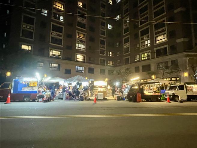 行动餐车创业门槛低成为热门新兴行业，民进党市议员黄崇真说，行动餐车在桃园市并无专法，建议桃市府应订定自治条例有所规范，其中有关车辆安全、环境、食安等问题应该被重视。（吕筱蝉摄）