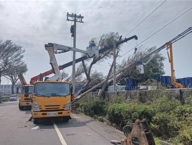 高雄截至6日下午4时仍有逾800户停电，台电人员加紧抢修。（台电凤山区处提供）