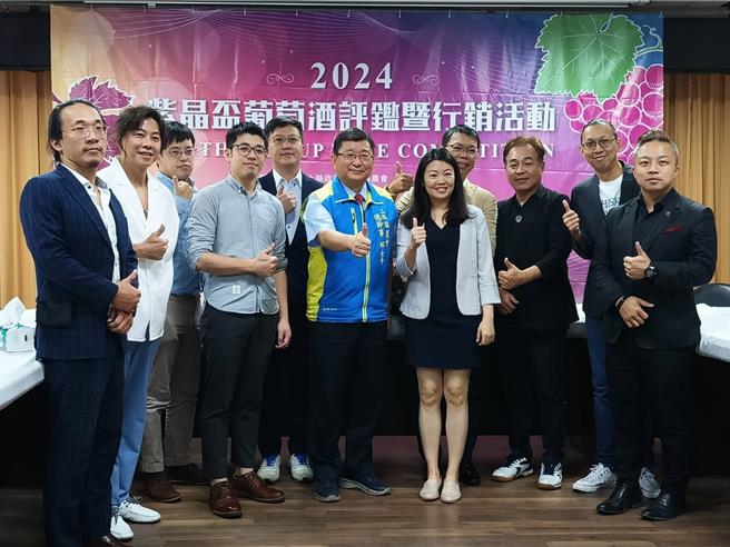 彰化紫晶盃葡萄酒評鑑今（6）日在二林鎮農會登場，農會邀請10位國內知名產學界酒品專家參與品評。（葉靜美攝）