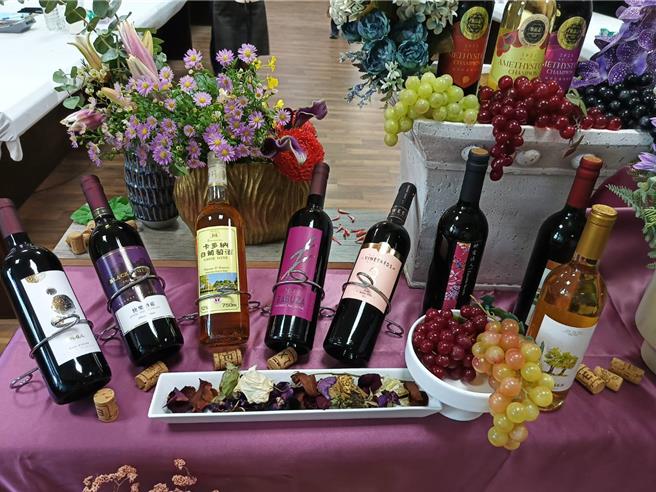 彰化紫晶盃葡萄酒評鑑今年邁入第19屆，吸引彰化縣共9家酒莊、26支酒品參賽。（葉靜美攝）★《中時新聞網》關心您：飲酒過量，有礙健康。酒後不開車，安全有保障！