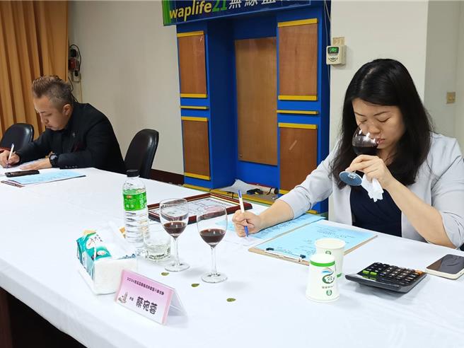 彰化紫晶盃葡萄酒評鑑邀請10位國內知名產學界酒品專家參與品評，會場專家仔細的聞、慢慢的品，評選各組優勝酒品。（葉靜美攝）★《中時新聞網》關心您：飲酒過量，有礙健康。酒後不開車，安全有保障！