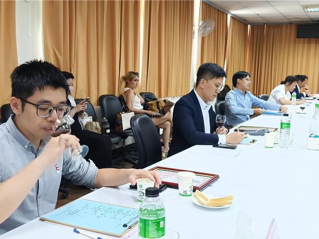 彰化紫晶盃葡萄酒評鑑邀請10位國內知名產學界酒品專家參與品評，會場專家仔細的聞、慢慢的品，評選各組優勝酒品。（葉靜美攝）★《中時新聞網》關心您：飲酒過量，有礙健康。酒後不開車，安全有保障！