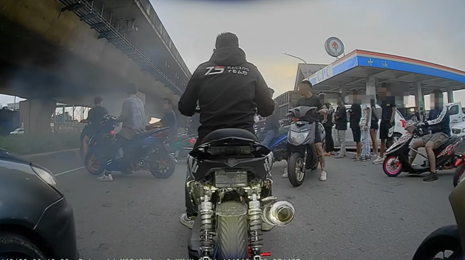 有网友今(6)日清晨行经桃园市观音区西滨公路上，发现有数10名骑士将马路当竞速场。（图／翻摄自脸书爆废公社二馆）