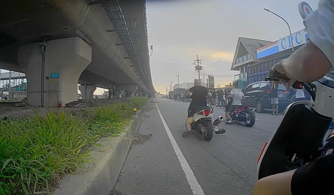 有网友今(6)日清晨行经桃园市观音区西滨公路上，发现有数10名骑士将马路当竞速场。（图／翻摄自脸书爆废公社二馆）