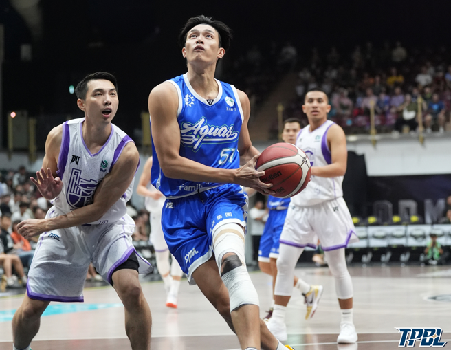 吴晓谨(中)6日投进4颗三分球、包办全场最高20分。(TPBL提供)