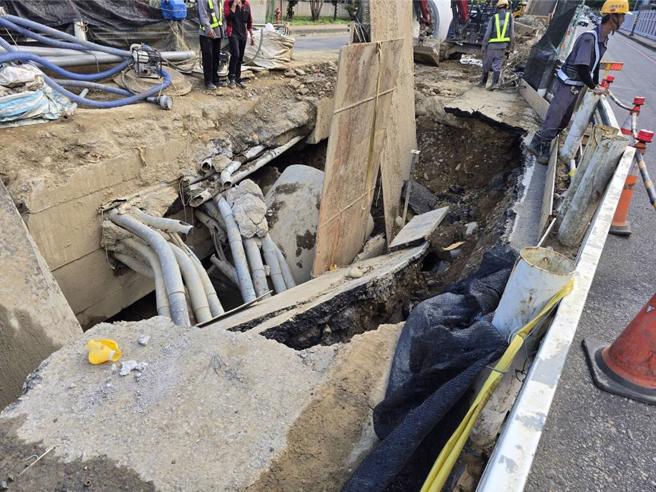 今日2時13分因蘆竹區公所雨水下水道工程，造成路基坍塌致電纜故障引起饋線跳脫，導致桃園市蘆竹區六福路、歐楓街、六福一路、長興路一段等一帶停電。（台電提供）