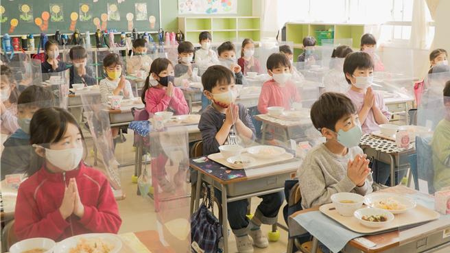 《日本人的养成》拍到日本在疫情正常开着，要求孩子们赴校上课，但吃饭时不准说话。 （图／海鹏影业提供）