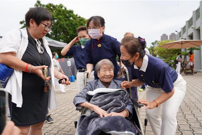 黄烟（坐轮椅者）是80多年前西港「疯女」的胞妹，当年她姐姐的故事曾被翻拍成电影《疯女18年》引发社会共鸣。（台南市社会局提供／程炳璋台南传真）
