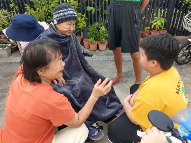 黄烟（左二）已112岁成台南最年长百岁人瑞，每天会喝3杯黑糖水养生。（台南市社会局提供／程炳璋台南传真）