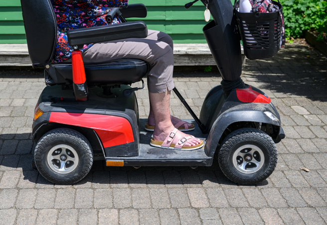 有疑似国小的女童在街道上骑着「电动代步车」载阿嬷，影片曝光吓翻一票网友。（示意图：shutterstock／达志）