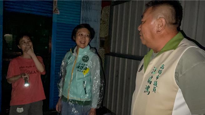 民进党立委林岱桦（中）日前喊话，呼吁行政院启动优于凯米颱风灾后补助及低率贷款项目，协助山陀儿颱风受灾户重建家园。（林岱桦服务处提供）