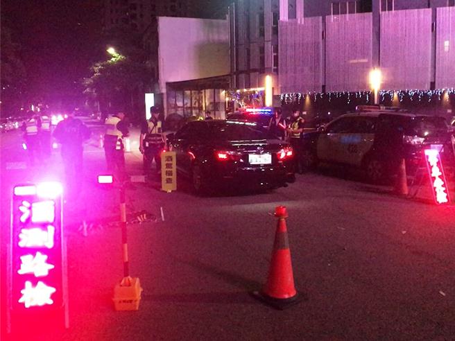 台中1名李姓男子去年深夜駕駛親友車輛，行經警方酒駕路檢處未停車遭裁處吊扣車牌24個月，經提起行政訴訟，法院調閱警執勤密錄器後，認警指示不明確，撤銷原判決。（情境圖）（資料照片／馮惠宜台中傳真）