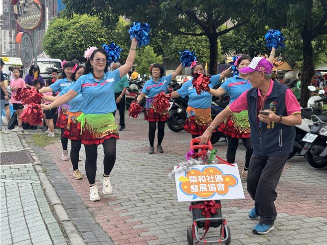 台中市烏日區光明、三和、榮和、湖日和學田5社區共同推動大旗艦計畫，6日在榮和公園朥（月胥）福德廟舉辦成果發表，逾百位居民在音樂與鼓聲中踩街遊行，氣氛歡樂。（潘虹恩攝）