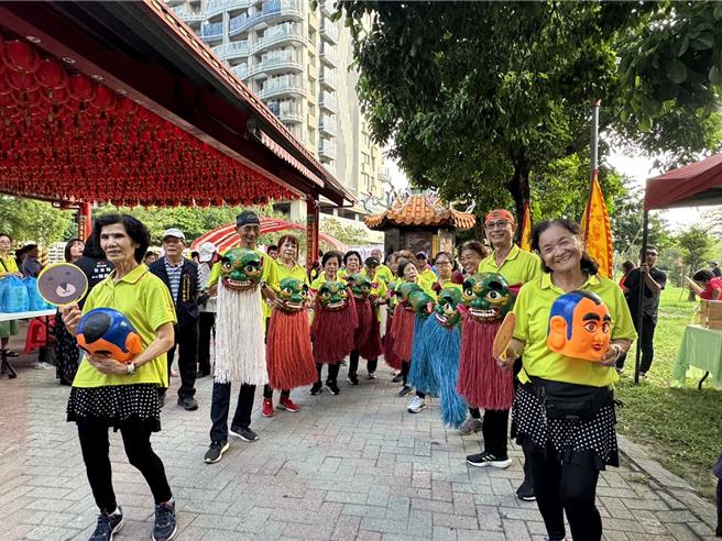 台中市烏日區光明、三和、榮和、湖日和學田5社區共同推動大旗艦計畫，6日在榮和公園朥（月胥）福德廟舉辦成果發表，逾百位居民在音樂與鼓聲中踩街遊行，氣氛歡樂。（潘虹恩攝）