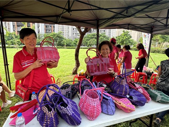 台中市烏日區光明、三和、榮和、湖日和學田5社區共同推動大旗艦計畫，6日在榮和公園朥（月胥）福德廟舉辦成果發表，展出各式編織、手作課程作品。（潘虹恩攝）