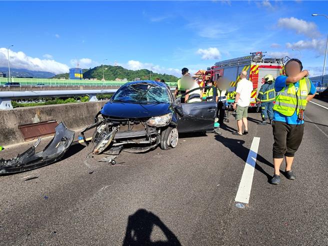 国道1号汐五高架道北向25公里台北路段，今（6）日下午3时发生一起3车连环事故。（国道警察局提供）