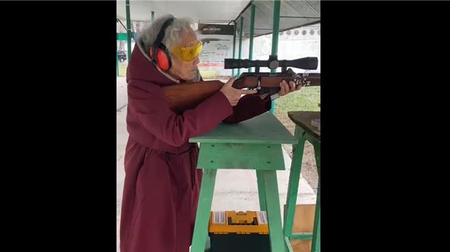 近日大陸一名92歲、年輕曾服役參與「抗美援朝」的老奶奶，在國外體驗實彈打靶，打出10發97環的驚人好成績。（截自浙江政府官方抖音號「美麗浙江」）