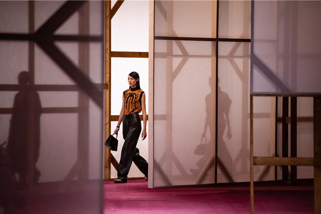 以工作室为设计灵感，2025春夏爱马仕女装呈现纯萃的「工艺之美」。（Hermes提供／黄唯淯台北传真）