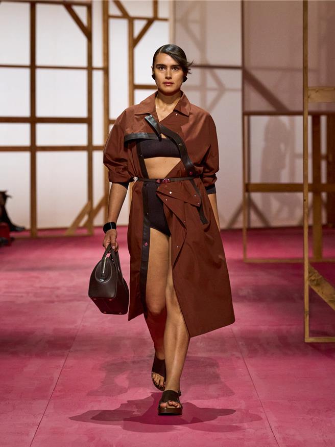 大量不对称的剪裁成为秀上绝美亮点之一。（Hermes提供／黄唯淯台北传真）
