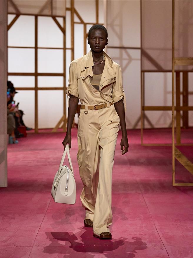 弧形剪裁呈现大衣的完美轮廓。（Hermes提供／黄唯淯台北传真）