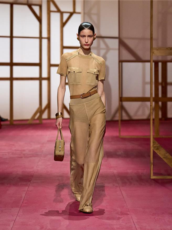 薄型透视的女装呈现完美怡人的性感线条。（Hermes提供／黄唯淯台北传真）