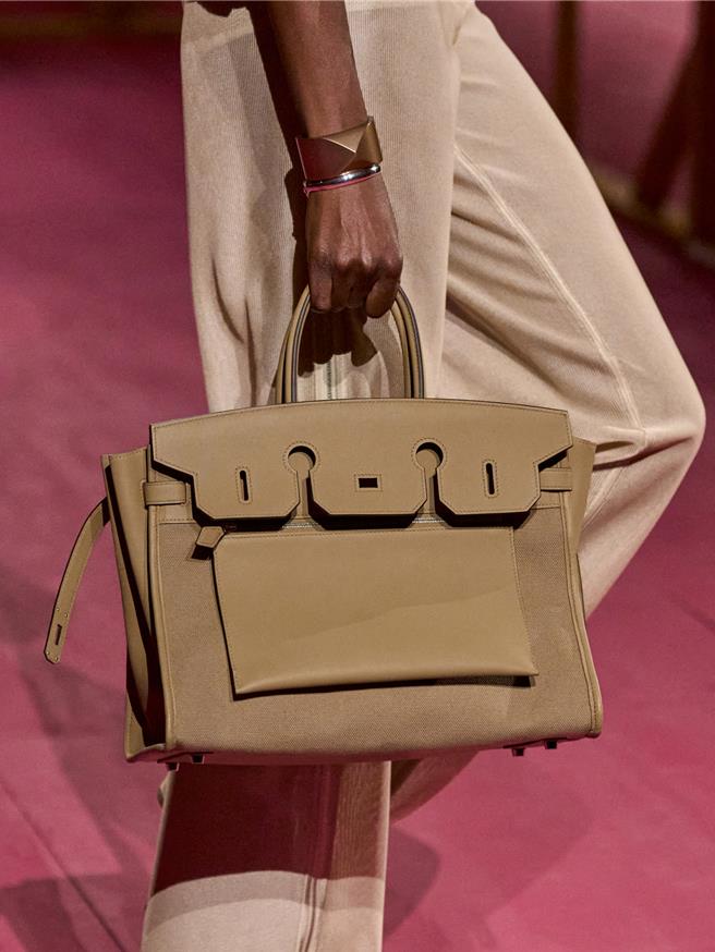 将Birkin包款内外翻转，呈现不同的包款设计。（Hermes提供／黄唯淯台北传真）