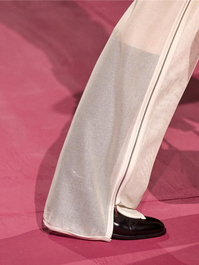 裤角拉链可拉至腰际，亦可营造飘逸的线条感。（Hermes提供／黄唯淯台北传真）