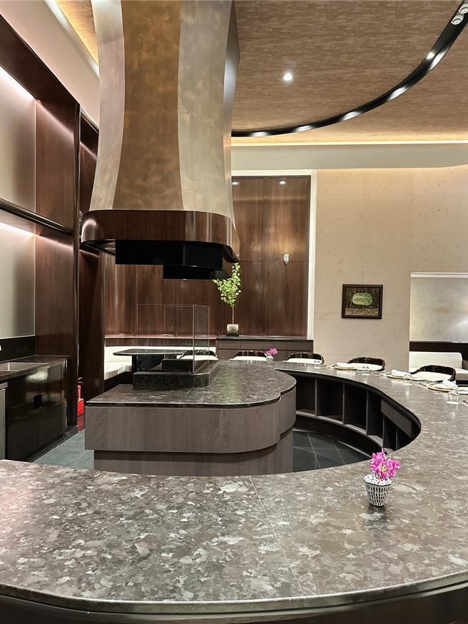 「隽GEN」餐厅以建筑空间所乘载之美学为宗旨，将「亲切款待」心意放入设计思考，用餐座位席设88位，包含可谓中餐厅首创、能近距离欣赏师傅精湛烹饪技艺的Ｕ型板前区。（吴娮翎摄）