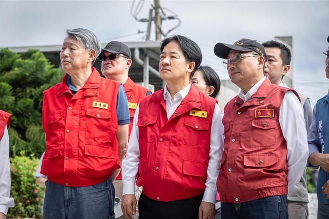 總統賴清德6日在經長郭智輝及新北市長侯友宜陪同下，前往金山、萬里勘災。圖／總統府提供