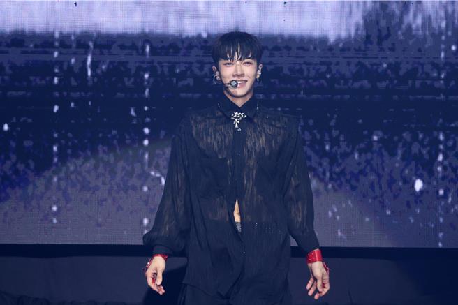 李起光演出时腹肌若隐若现，让台下粉丝嗨到爆。（邓博仁摄）