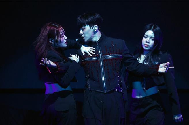 李起光与女舞者共舞，带动全场气氛。（邓博仁摄）